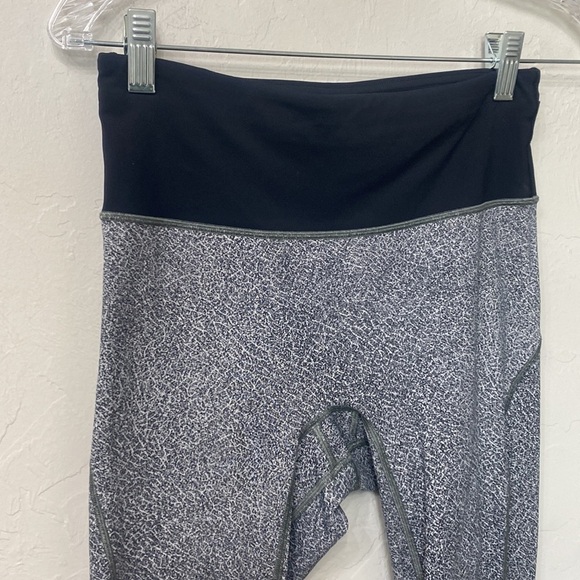 Lululemon black and grey crop leggings size 6 - Picture 2 of 11